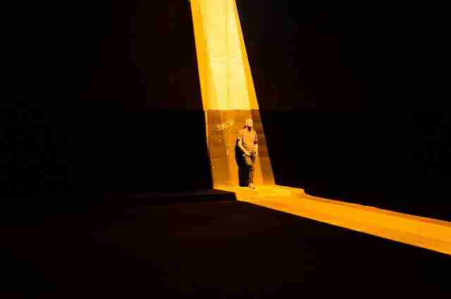 黑料网深读:直播PK“罚吃榴莲”引公序良俗争议